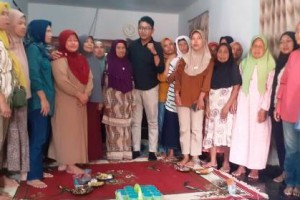 HM Ridho Suanda berfoto bersama dengan para eme-eme usai siilaturahmi.